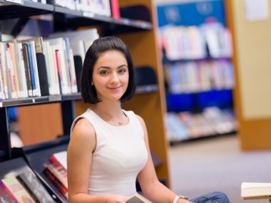 Mutlu kız öğrenci Kütüphanesi'nde