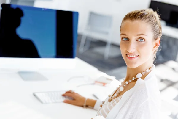 Attraktive Büroangestellte am Schreibtisch — Stockfoto