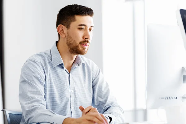 Trabalhador masculino no escritório sentado na mesa — Fotografia de Stock