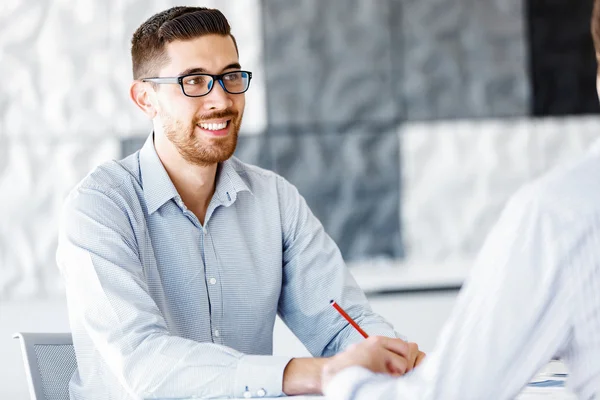 Trabalhador masculino no escritório sentado na mesa — Fotografia de Stock