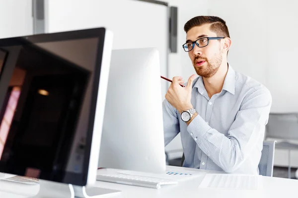 Trabalhador masculino no escritório sentado na mesa — Fotografia de Stock