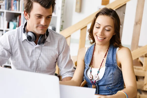 Start-up Team av två unga människor — Stockfoto