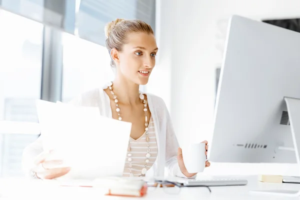 Attraktive Büroangestellte am Schreibtisch — Stockfoto