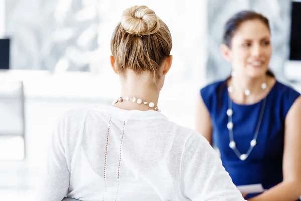 Two female colleagues in office — Stock Photo, Image