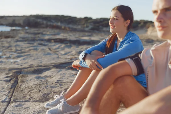 Couple en tenue de sport sur la plage — Photo