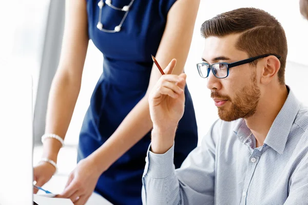 Les gens d'affaires dans le bureau moderne — Photo