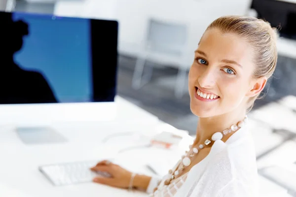 Aantrekkelijke kantoormedewerker aan het bureau — Stockfoto