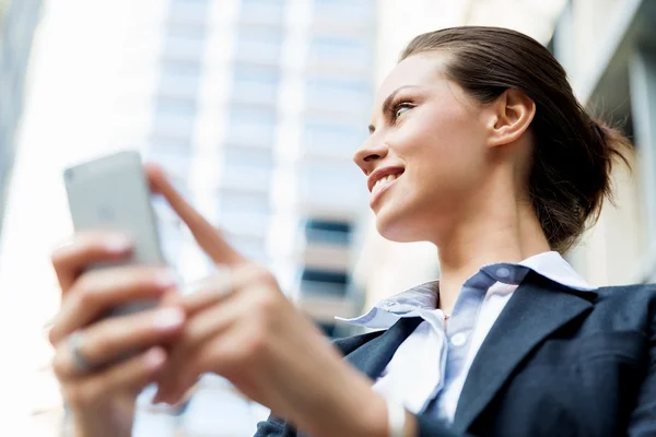 Retrato de mujer de negocios sonriendo al aire libre —  Fotos de Stock