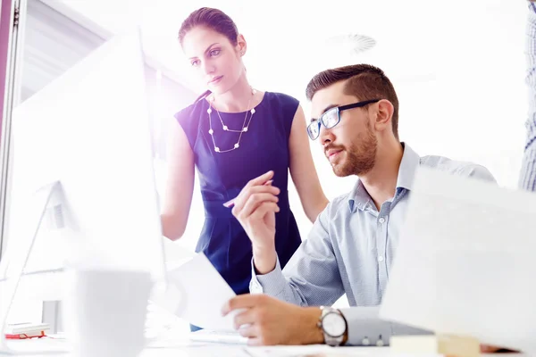 Aantrekkelijke kantoormedewerker aan het bureau — Stockfoto