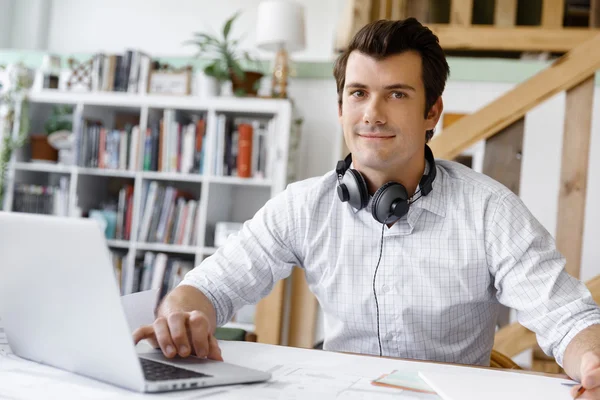 Young businessman in office — Stock Photo, Image