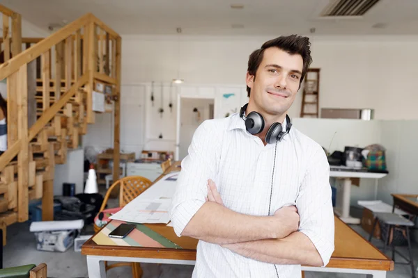 Retrato de jovem vestindo casual no escritório — Fotografia de Stock