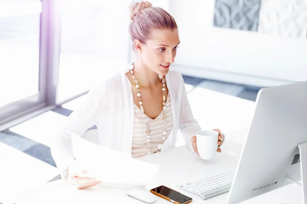 Attractive office worker sitting at desk — Stock Photo, Image