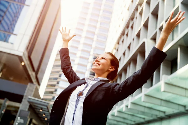 Portrait of business woman smiling outdoor — Stock Photo, Image