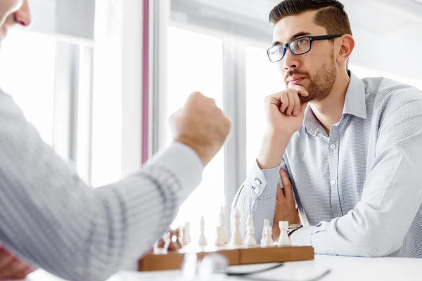 Retrato de dos jóvenes jugando al ajedrez — Foto de Stock