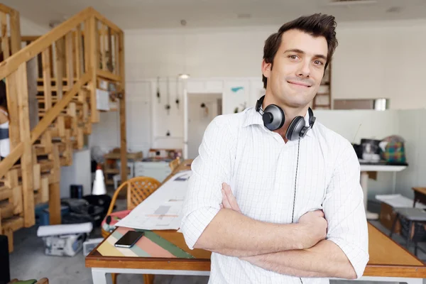 Ritratto di giovane uomo che indossa casual in ufficio — Foto Stock