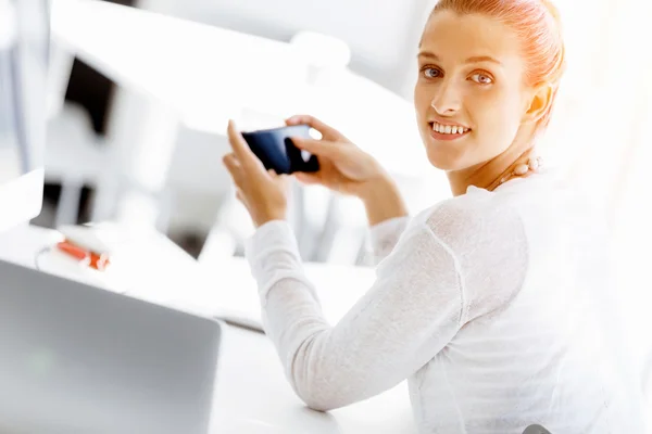 Aantrekkelijke kantoormedewerker aan het bureau — Stockfoto