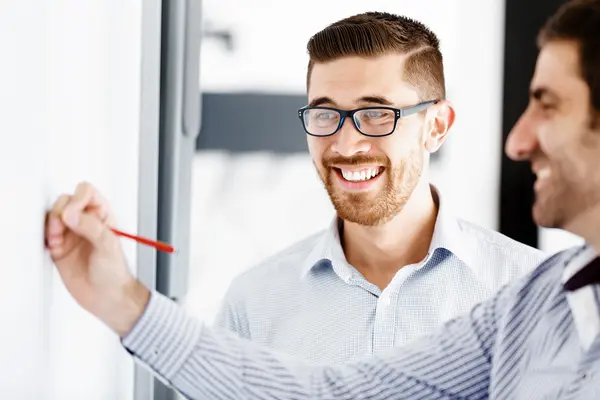 Empresários no escritório moderno — Fotografia de Stock