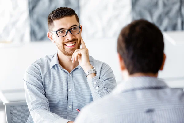 Twee knappe zakenmannen in functie — Stockfoto