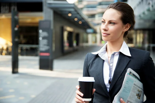 Portrait de femme d'affaires marchant et souriant en plein air — Photo