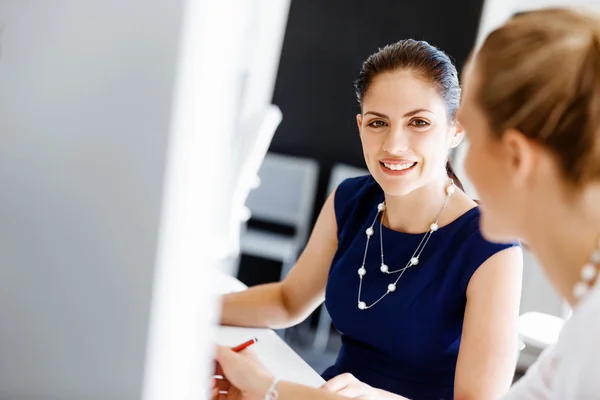 Two female colleagues in office — Stock Photo, Image