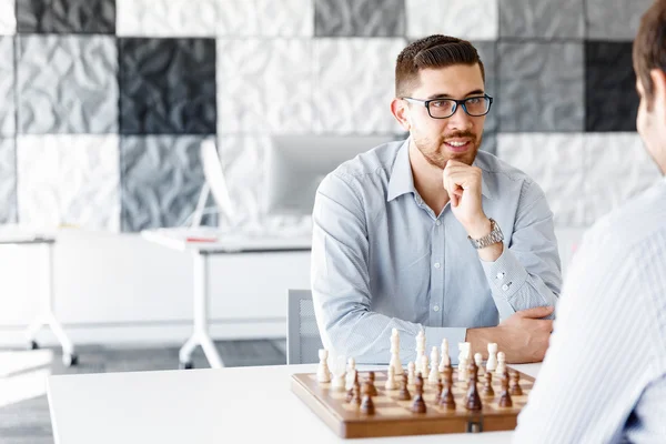 Ung man spelar schack — Stockfoto