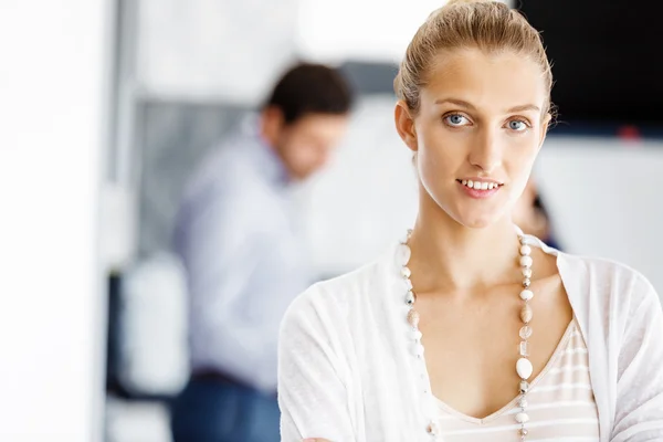 Attrayant travailleur féminin dans le bureau — Photo