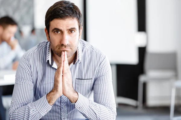 Mannelijke kantoor werknemer zit aan Bureau — Stockfoto