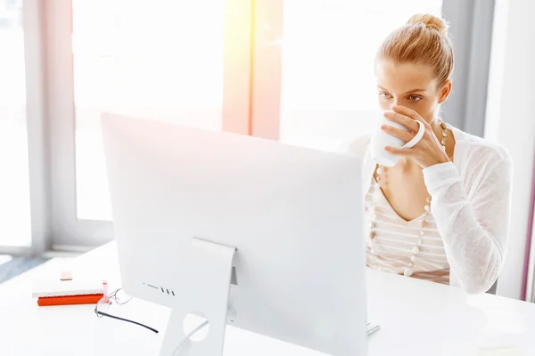 Attractive office worker sitting at desk — Stock Photo, Image