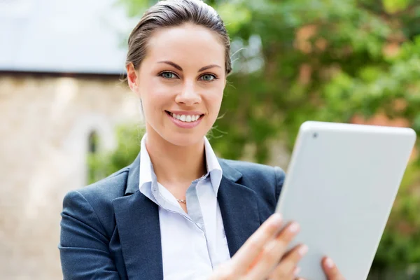 Portrait of business woman smiling outdoor — Stock Photo, Image