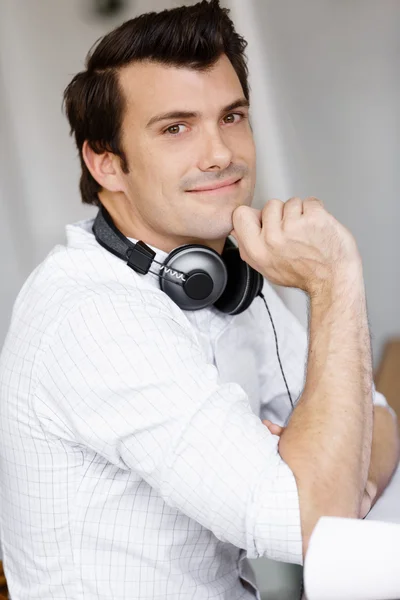 Молодий чоловік з навушниками — стокове фото