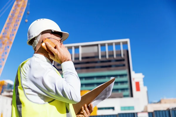 Engenheiro construtor em canteiro de obras — Fotografia de Stock