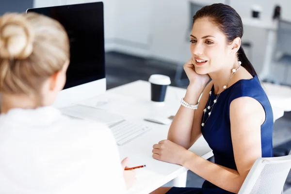 Two female colleagues in office — Stock Photo, Image