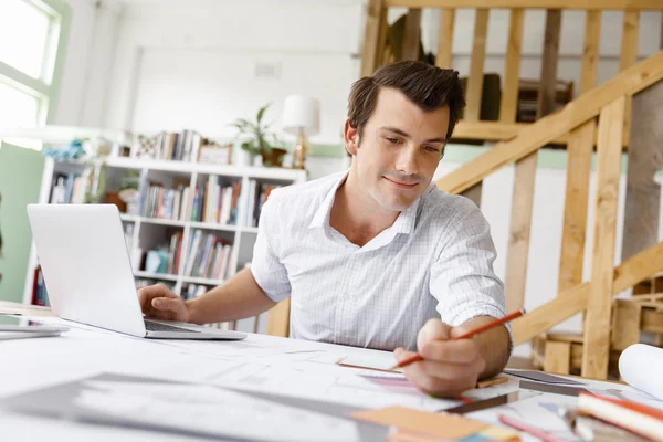 Mannelijke architect in office — Stockfoto