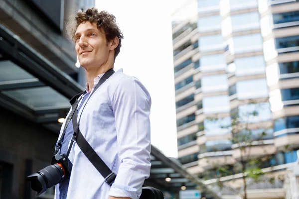 Male tourist in city — Stock Photo, Image