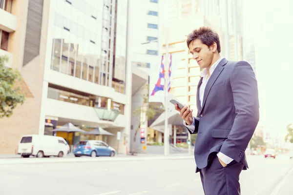 Retrato de empresario confiado al aire libre — Foto de Stock