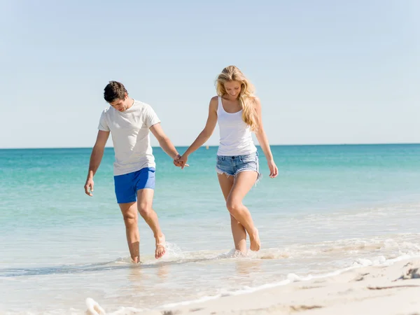 Romantico giovane coppia sulla spiaggia — Foto Stock