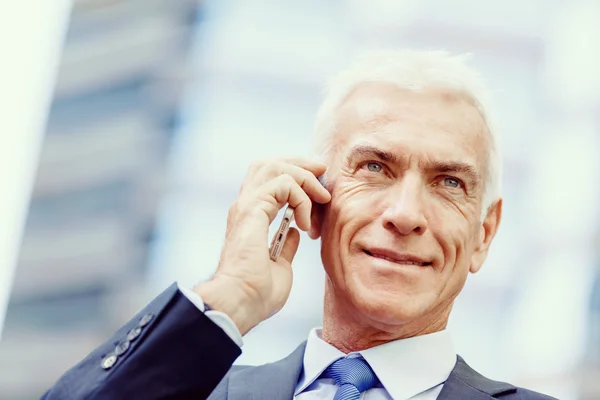 Porträt eines selbstbewussten Geschäftsmannes — Stockfoto