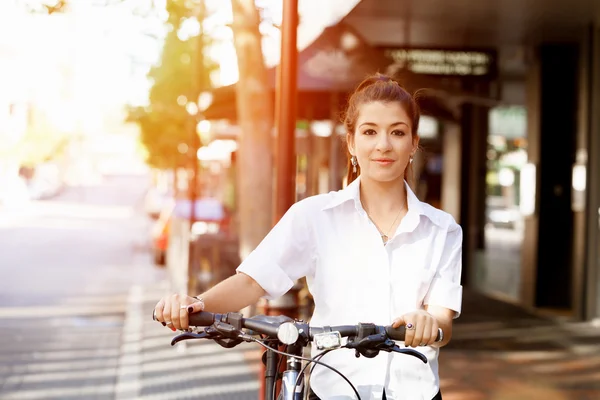 Retrato de feliz jovem ciclista feminina — Fotografia de Stock