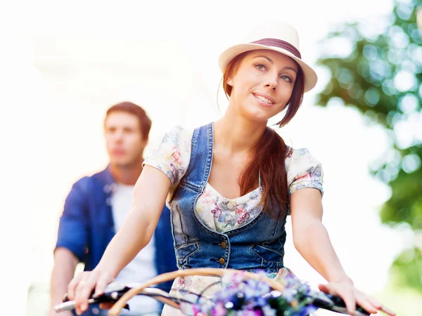 Couple heureux en ville avec vélo — Photo