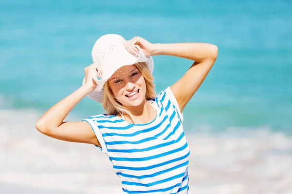 Junge Frau entspannt am Strand — Stockfoto