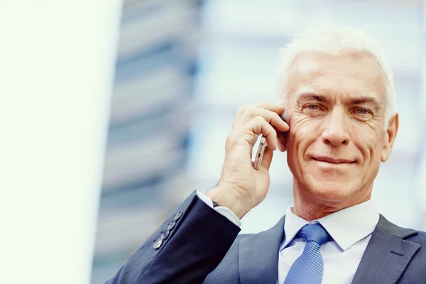 Portret van een zelfverzekerde zakenman buiten — Stockfoto