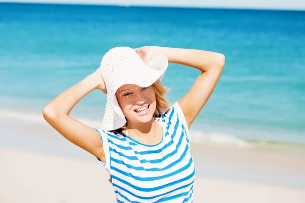 Junge Frau entspannt am Strand — Stockfoto