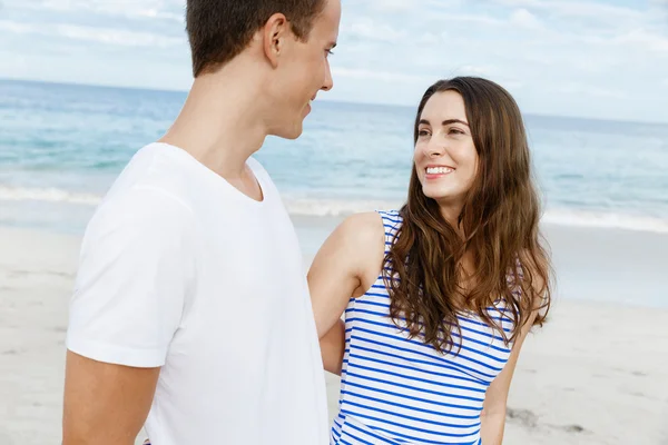 Romantische jonge paar op het strand — Stockfoto