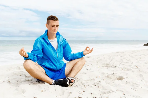 Uomo formazione sulla spiaggia al di fuori — Foto Stock