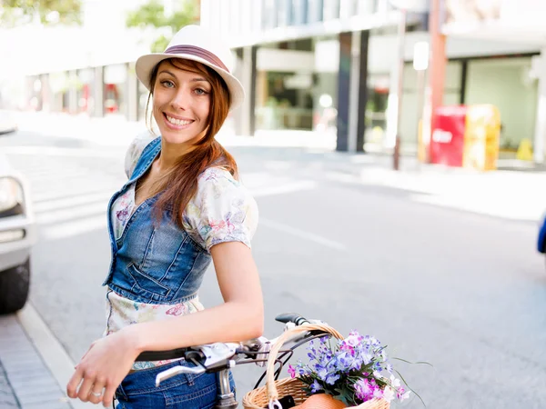 Mulher bonita andando de bicicleta — Fotografia de Stock