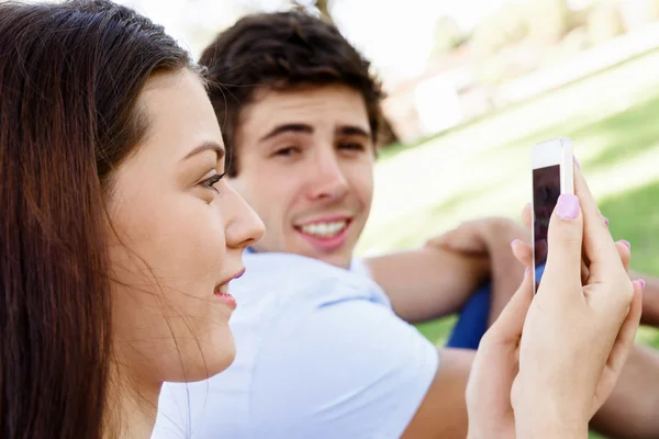 Jeune couple dans le parc — Photo