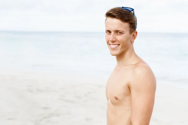 Schöner Mann posiert am Strand — Stockfoto