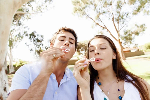 Pareja en el parque — Foto de Stock