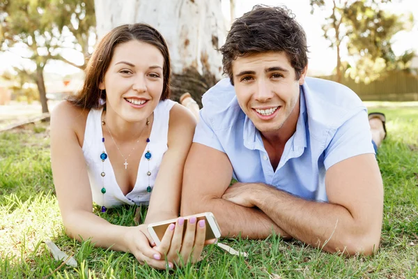 Jong stel in het park — Stockfoto