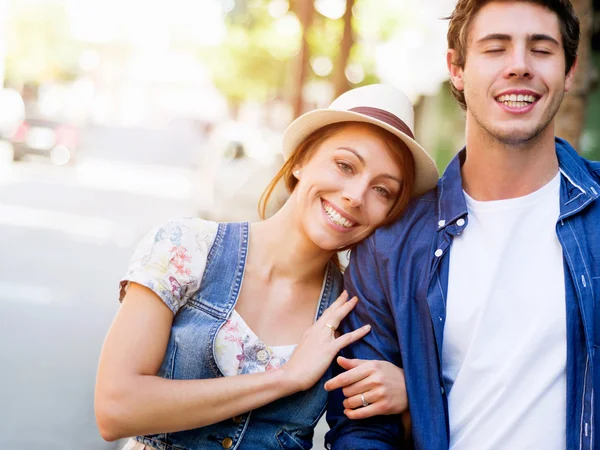 幸せな若いカップルが街を歩き — ストック写真